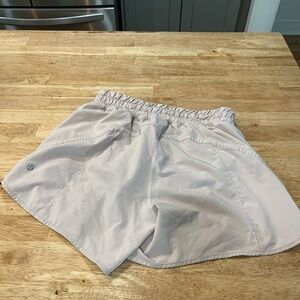 Lululemon Yoga Running Shorts Women’s Size 6 Light Pink Stretch A10